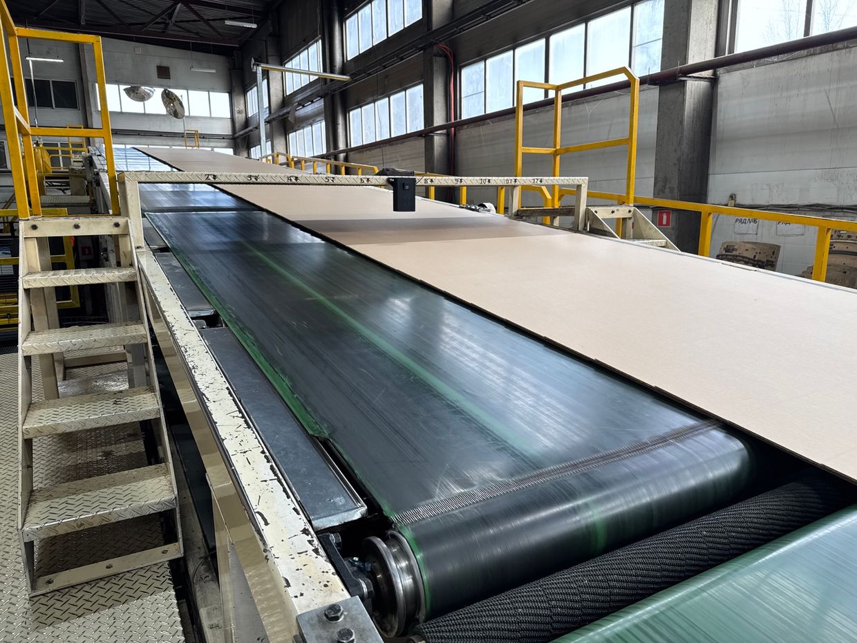 Гофроагрегат и зона установки датчика контроля коробления картона